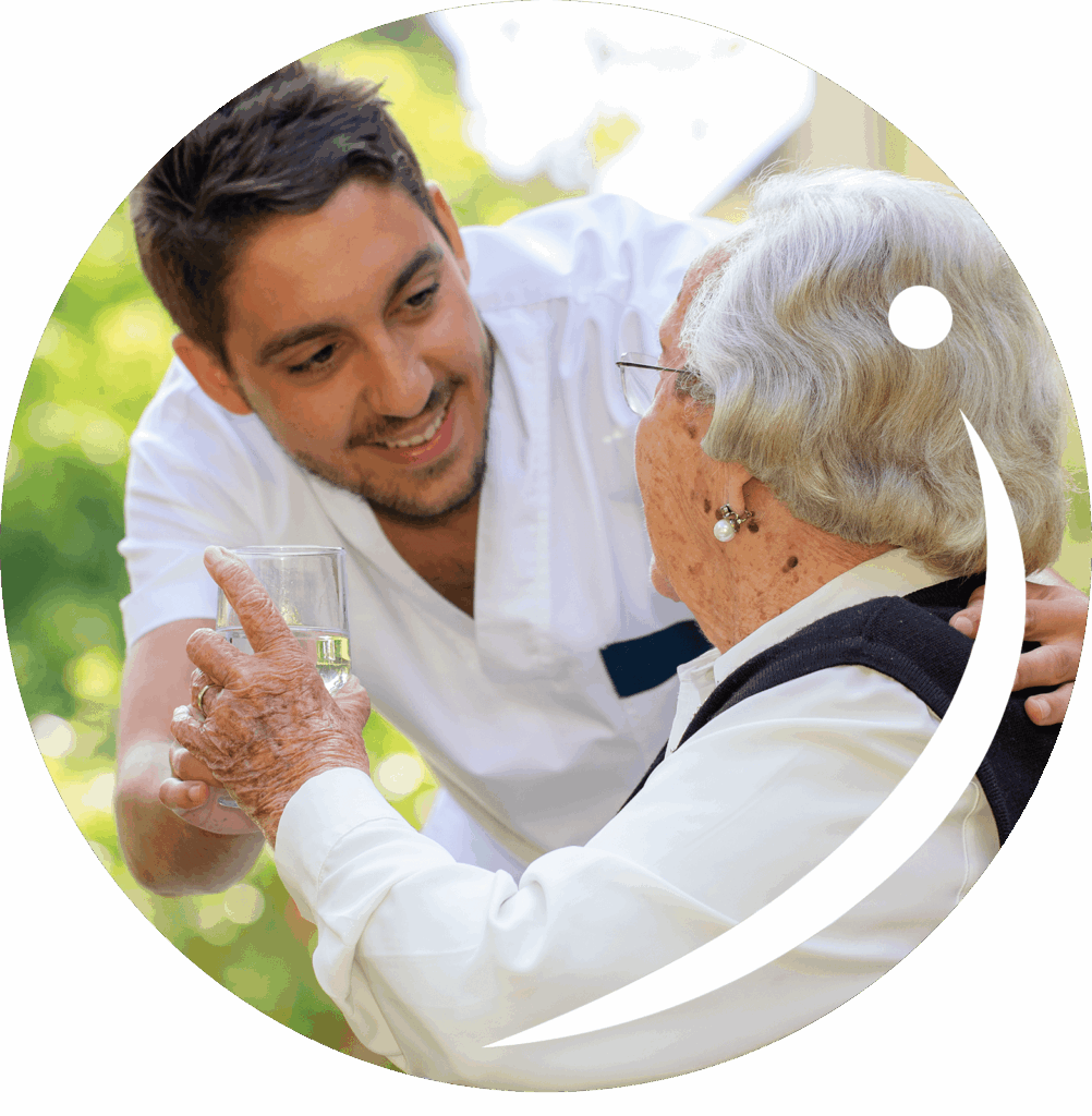 Soignant tenant la main d'un sénior